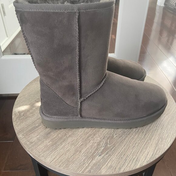 UGG Classic Short II in Grey / Size 9 / #1016233 / Gently Used - Picture 3 of 10